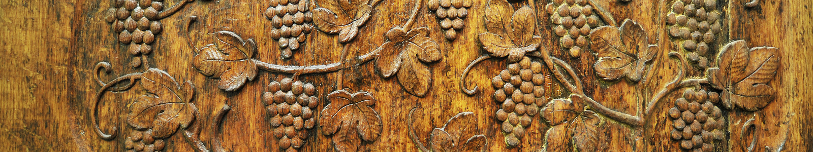 In Holz geschnitzte Trauben mit Blättern ©DLR
